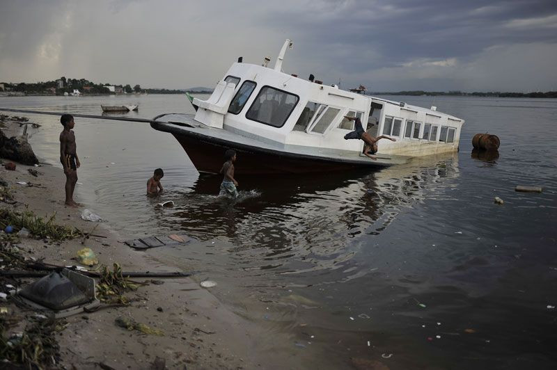 Çocuklar timsahlarla dolu simsiyah suda yüzüyorlar ürküten fotoğraflar - Resim: 1