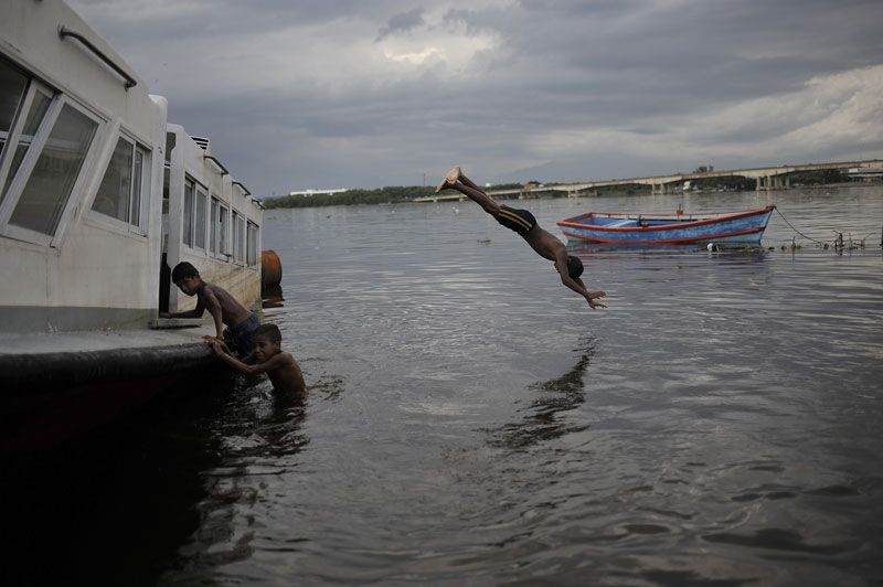 Çocuklar timsahlarla dolu simsiyah suda yüzüyorlar ürküten fotoğraflar - Resim: 2