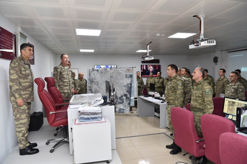 Hulusi Akar Kilis'te birlikleri böyle denetledi - Resim: 1