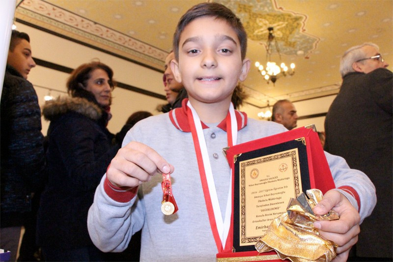 Yırtık kabanlı öğrencinin fedakarlığına bakın! - Resim: 1