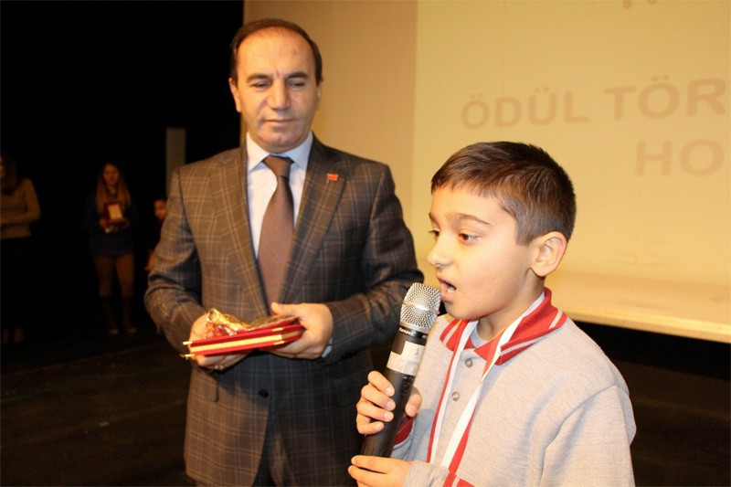 Yırtık kabanlı öğrencinin fedakarlığına bakın! - Resim: 2