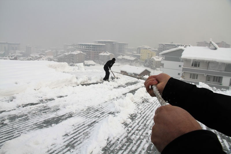 Tehlikeli kar temizliği güvenlik önlemi sadece ip! - Resim: 1