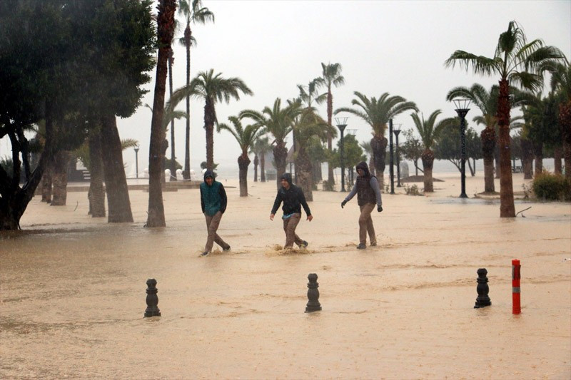 Resmen felaket dışarı çıkmayın uyarısı hayat durdu - Resim: 1