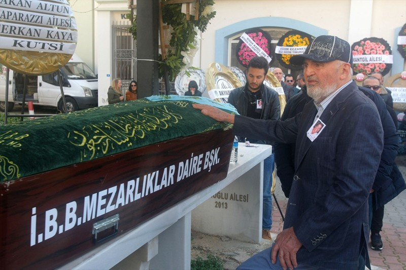 Sanatçı Emre Altuğ'un acı günü! - Resim: 2