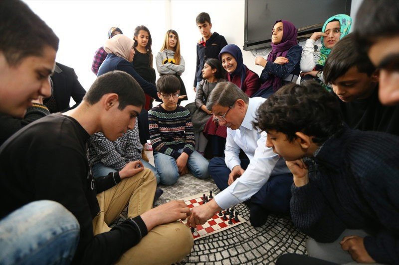 Davutoğlu çocuklarla satranç oynadı - Resim: 4