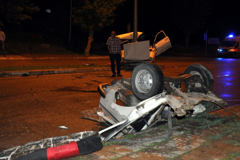 Çorum'da feci kaza otomobil ikiye ayrıldı - Resim: 1