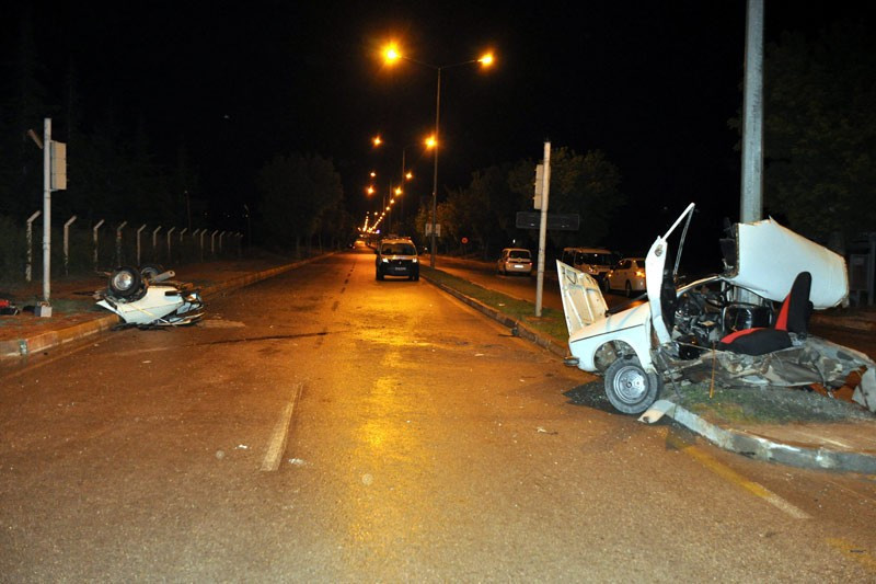Çorum'da feci kaza otomobil ikiye ayrıldı - Resim: 2