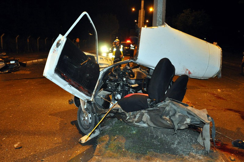 Çorum'da feci kaza otomobil ikiye ayrıldı - Resim: 3