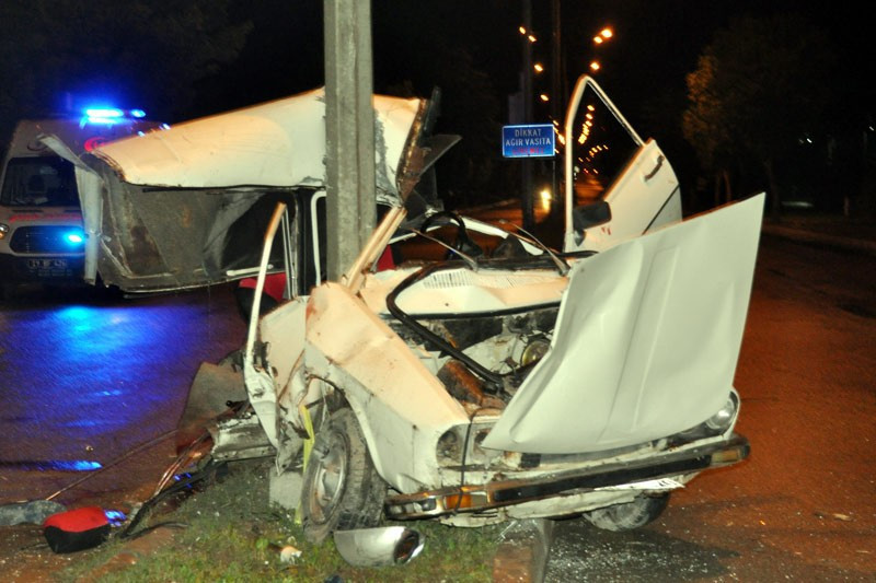 Çorum'da feci kaza otomobil ikiye ayrıldı - Resim: 4