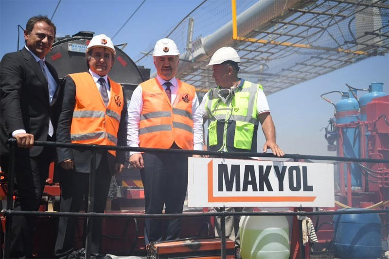 Bakan Ahmet Arslan önce asfalt döktü sonra da... - Resim: 1