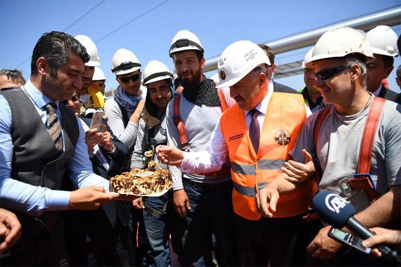 Bakan Ahmet Arslan önce asfalt döktü sonra da... - Resim: 3