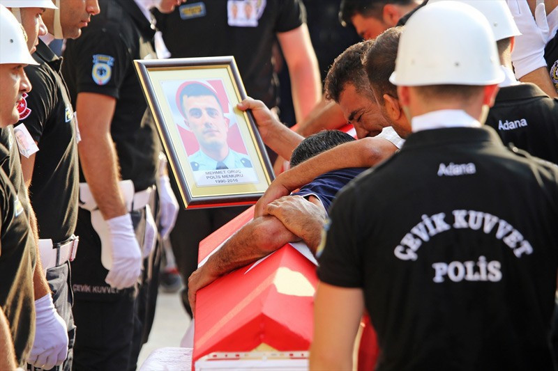 Şehitler uğurlanıyor ikiz polislerin babası böyle feryat etti - Resim: 2