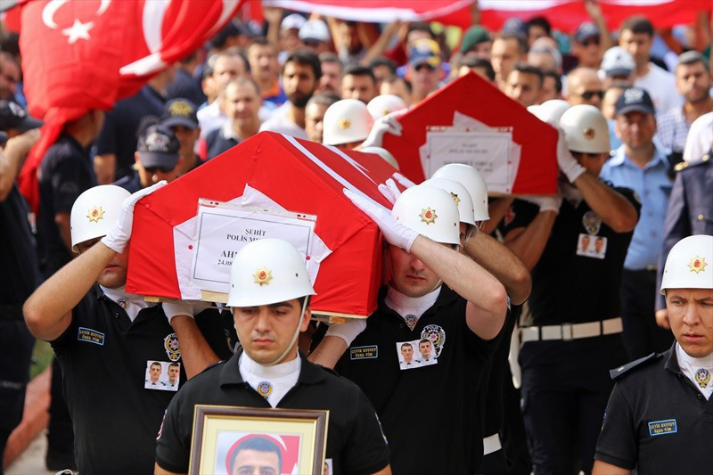 Şehitler uğurlanıyor ikiz polislerin babası böyle feryat etti - Resim: 3