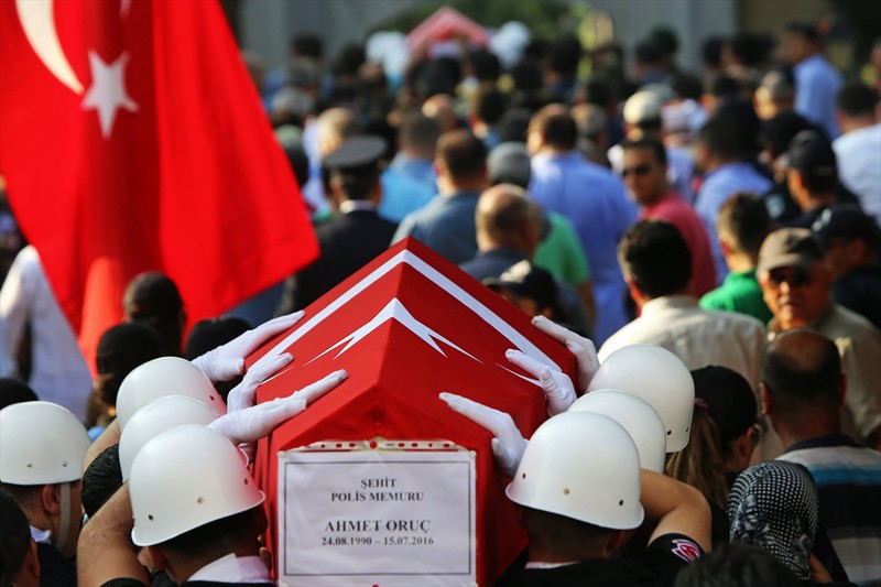 Şehitler uğurlanıyor ikiz polislerin babası böyle feryat etti - Resim: 4