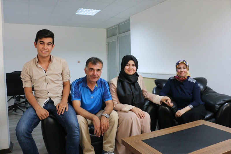 Direksiyona yapışan anne askeri şaşkına çevirdi - Resim: 2