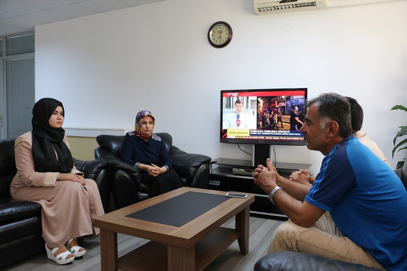 Direksiyona yapışan anne askeri şaşkına çevirdi - Resim: 4