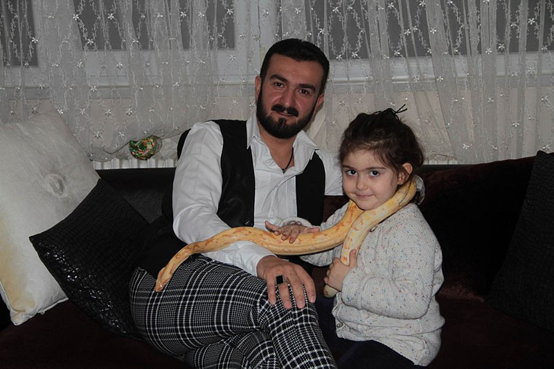 Yılandan korkuyor ama bakın ne yapıyor garip olay - Resim: 2