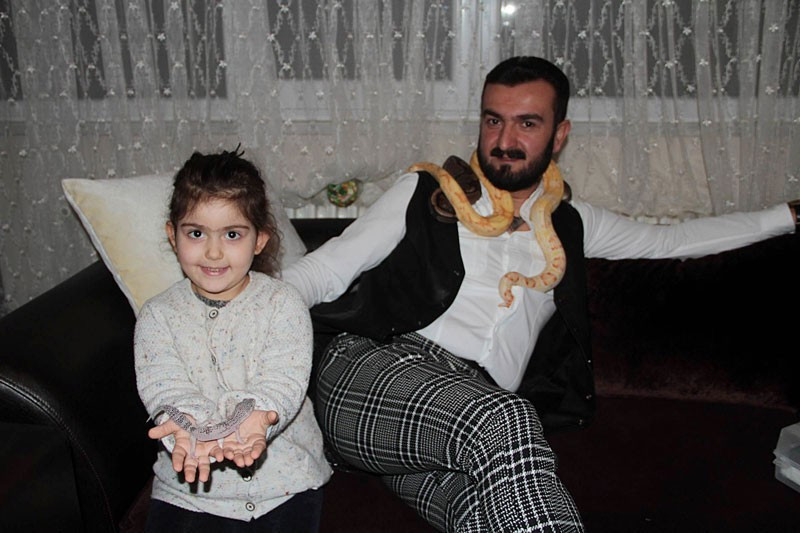 Yılandan korkuyor ama bakın ne yapıyor garip olay - Resim: 4