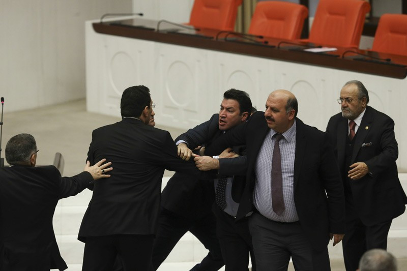 CHP'li Tuncay Özkan çılgına döndü böyle yumrukladı - Resim: 3