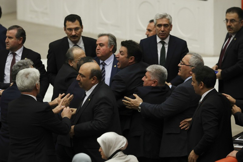 CHP'li Tuncay Özkan çılgına döndü böyle yumrukladı - Resim: 4