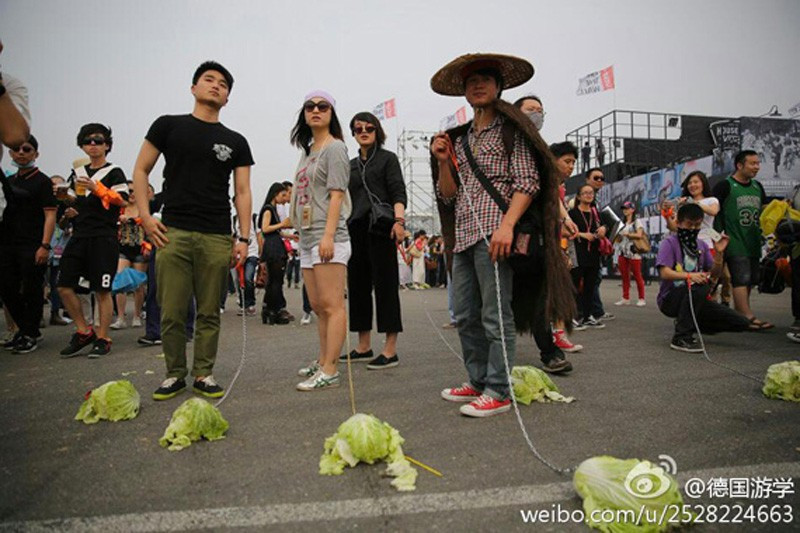 Ananasa tasma takıp metroda gezdirdi olay oldu! - Resim: 4