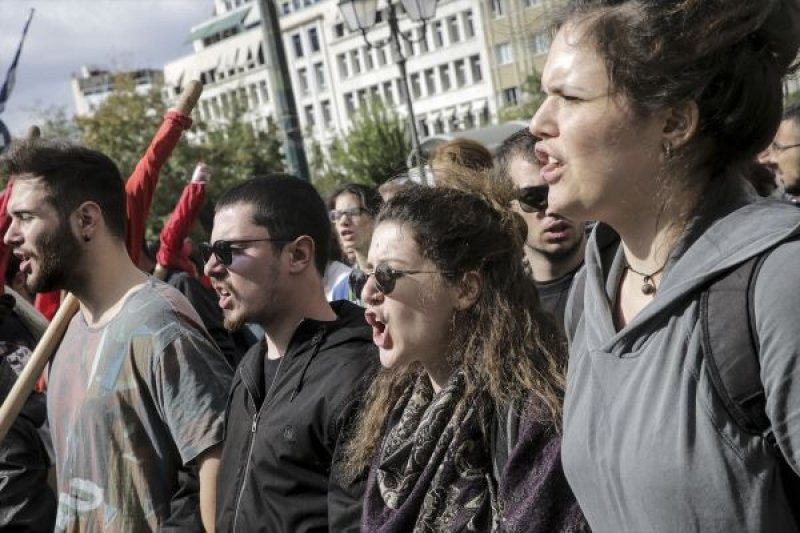 Yunanistan yine karıştı: Öğrenciler Meclis'i bastı! - Resim: 1