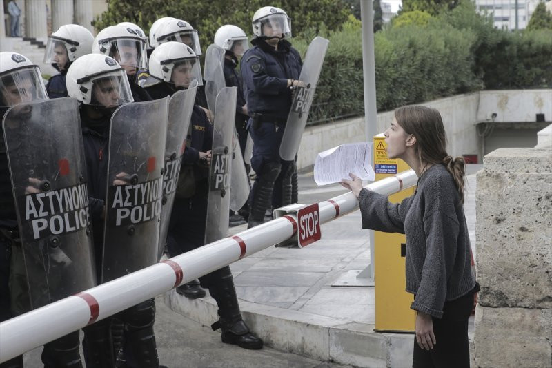 Yunanistan yine karıştı: Öğrenciler Meclis'i bastı! - Resim: 2