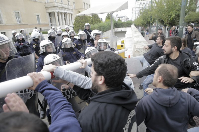 Yunanistan yine karıştı: Öğrenciler Meclis'i bastı! - Resim: 4