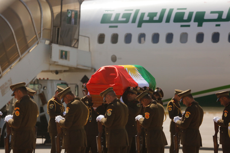 Talabani'nin cenazesinde Barzani böyle görüntülendi - Resim: 1