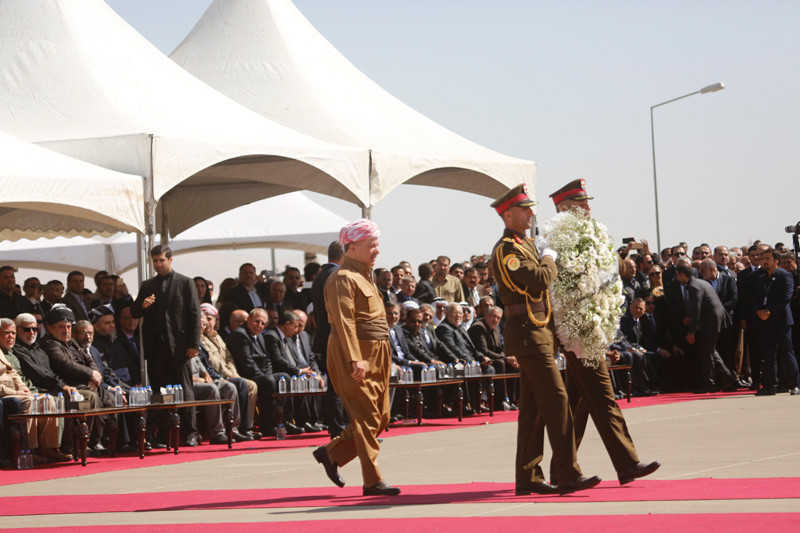 Talabani'nin cenazesinde Barzani böyle görüntülendi - Resim: 2