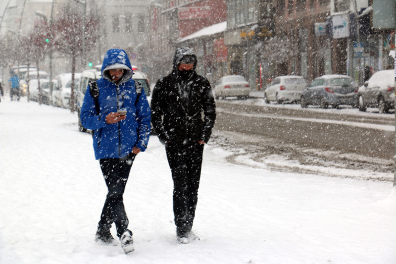 Erzurum'da lapa lapa kar yapıyor! İşte kar manzaraları - Resim: 3