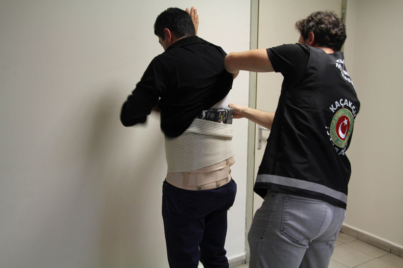 Vücuduna sarılı korseden çıkanlar şaşkına çevirdi - Resim: 3