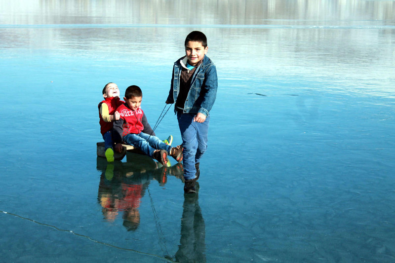 Çıldır Gölü üzerinde oyun oynadılar - Resim: 1