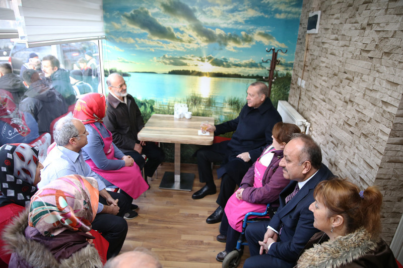 Cumhurbaşkanı Erdoğan esnafla börekçide - Resim: 2