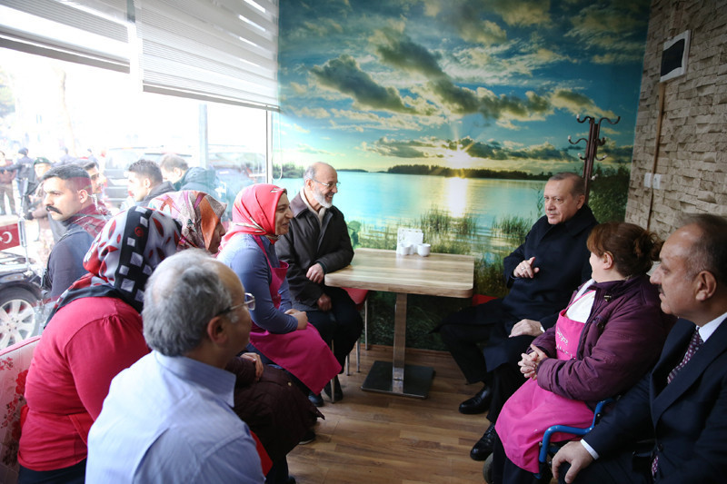 Cumhurbaşkanı Erdoğan esnafla börekçide - Resim: 3