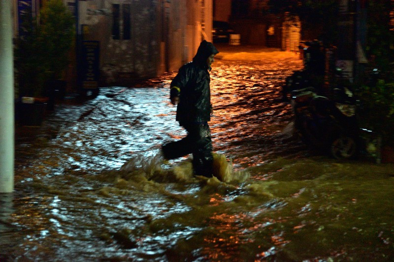 Bodrum sokakları dereye dönüştü - Resim: 1