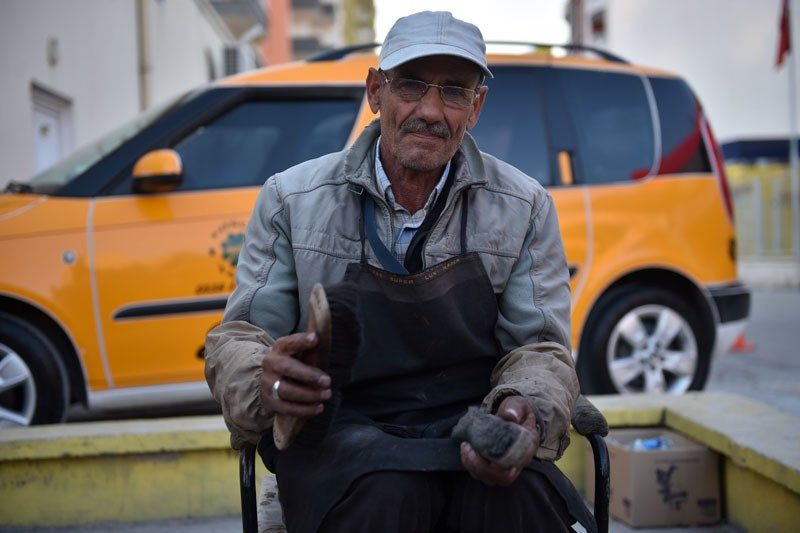 Gören gözlerine inanamadı ayakkabı boyayan bakın kim? - Resim: 3