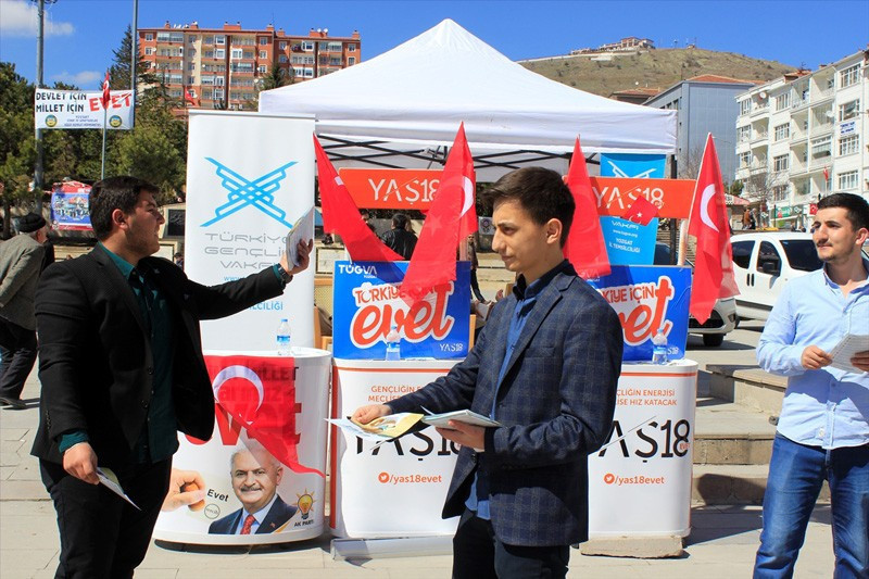 'Evet'çiler ve 'Hayır'cılar aynı meydan da karşı karşıya geldi ve... - Resim: 2