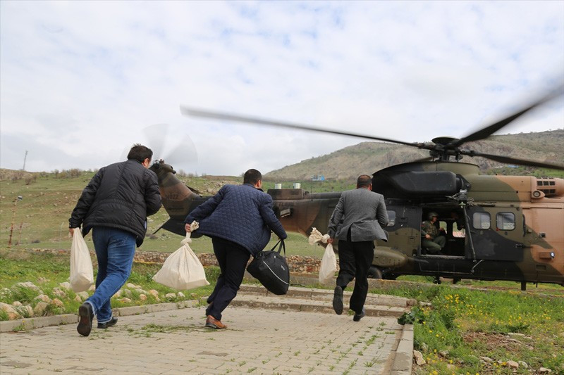 Oy pusulaları TSK'ya emanet! Askeri helikopterle taşındı - Resim: 3