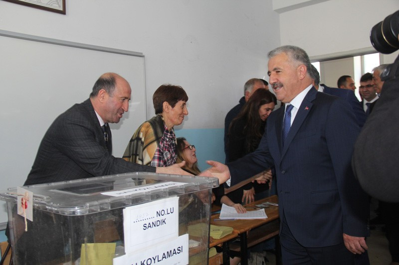 Bakan Ahmet Arslan'a sandık başında sevgi seli! - Resim: 2