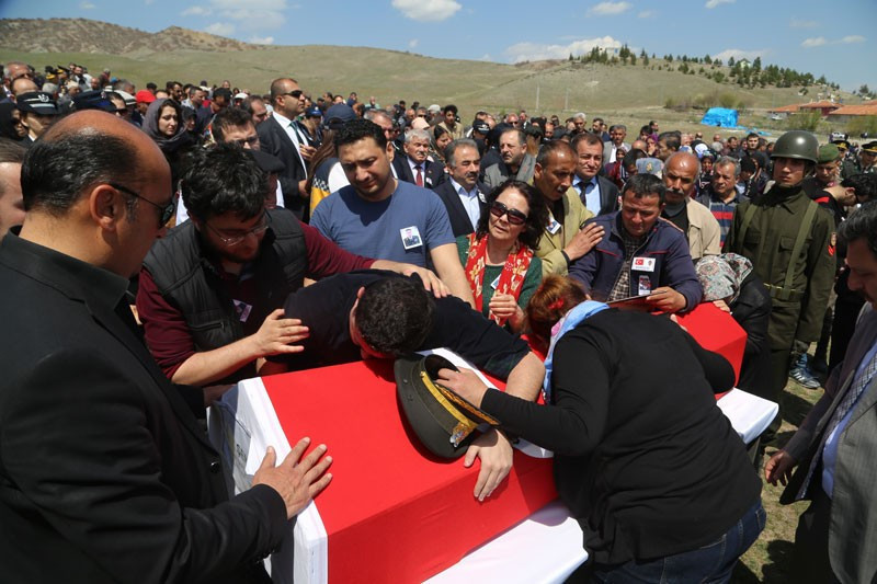 Şehidin oğlu Kılıçdaroğlu'na sarılıp...Kahreden an! - Resim: 1