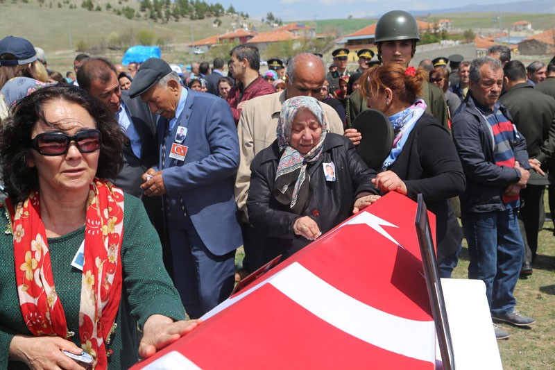 Şehidin oğlu Kılıçdaroğlu'na sarılıp...Kahreden an! - Resim: 2