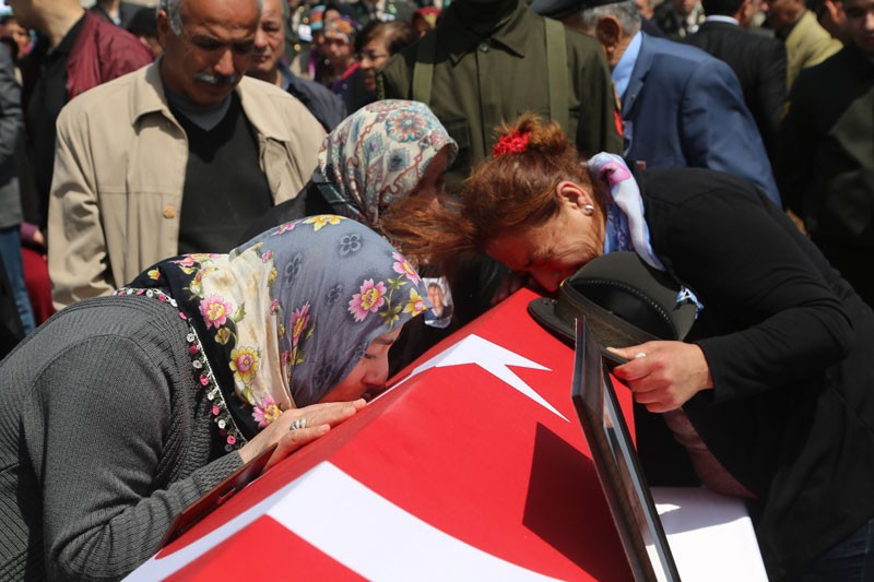 Şehidin oğlu Kılıçdaroğlu'na sarılıp...Kahreden an! - Resim: 3