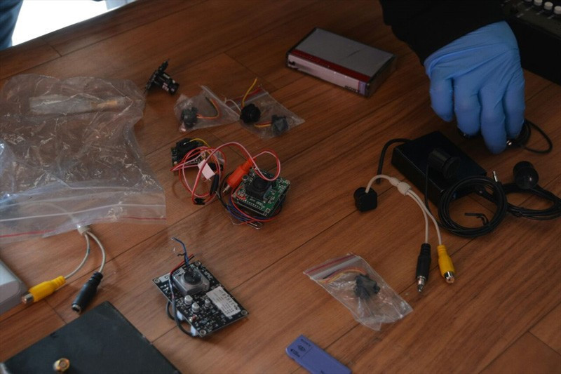 Firari FETÖ'cü müdürün evinden çıkanlara bakın! - Resim: 4