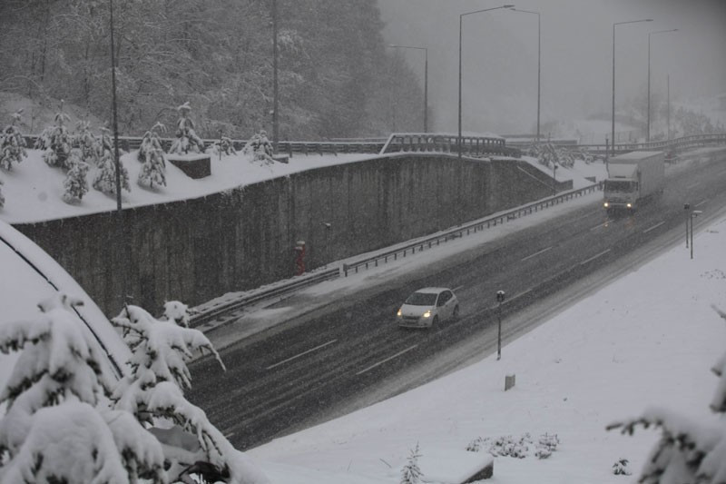 23 Nisan hava durumu şaşırtı lapa lapa kar yağdı - Resim: 1