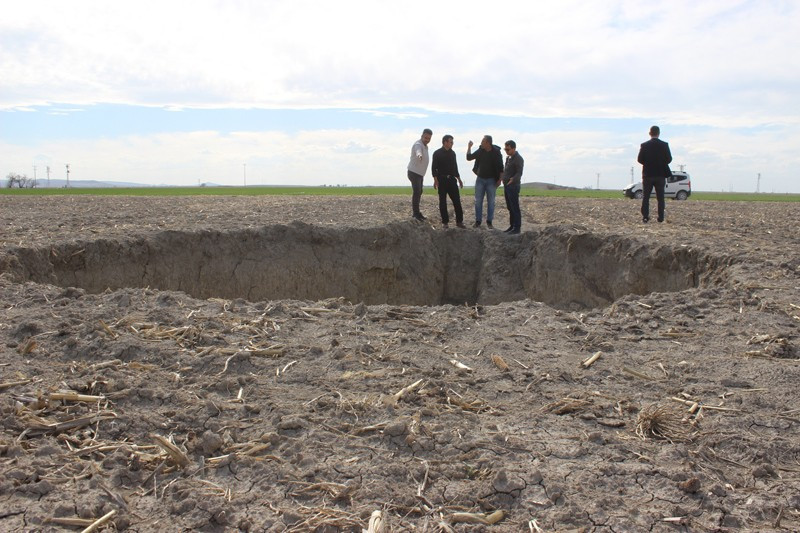 Konya'da tarlaya giden çiftçi dehşete düştü 40 metre çapında - Resim: 1
