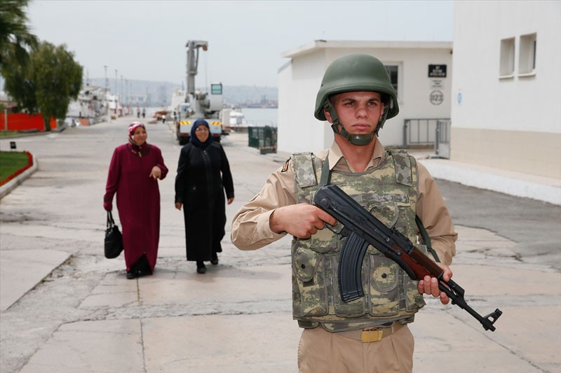Annelerden askerdeki oğullarına büyük sürpriz - Resim: 1