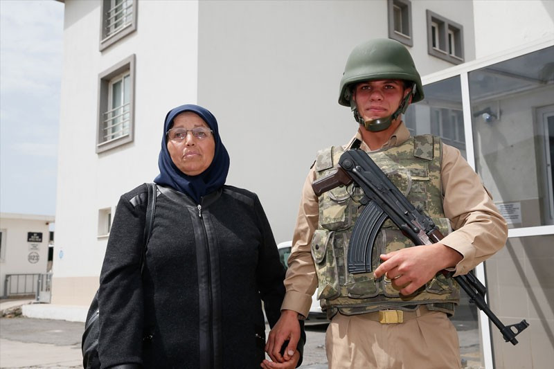 Annelerden askerdeki oğullarına büyük sürpriz - Resim: 4