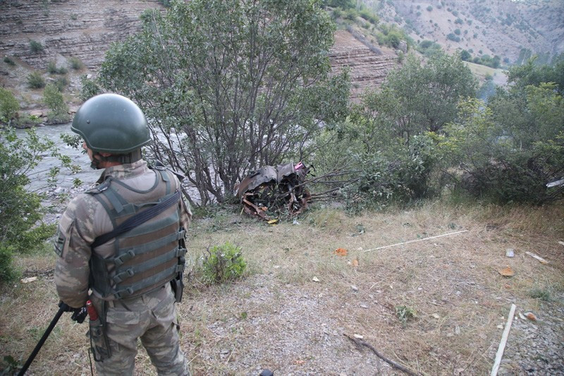 Şırnak'ta düşen askeri helikopterin enkazı görüntülendi - Resim: 2