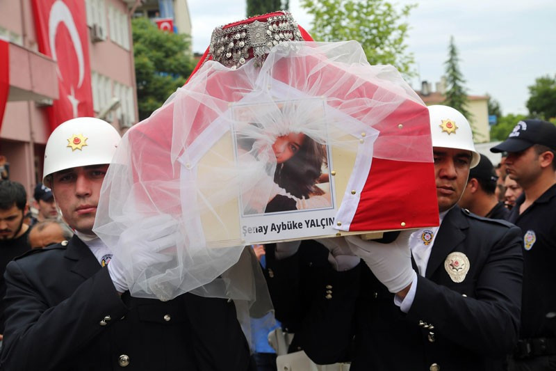 'Aybüke Öğretmen'e duvaklı veda Bakan Yılmaz bile ağladı - Resim: 2